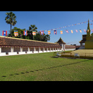 Eine Seite des Klostergangs um den Stupa